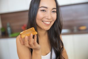 אכילת חמאת בוטנים תורמת לשיפור מראה העור והשיער